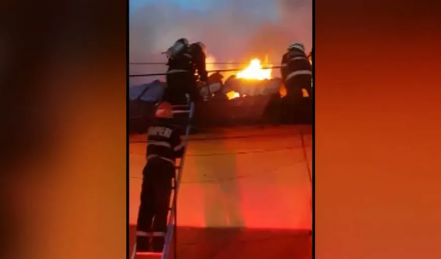 O persoană a murit într-un incendiu puternic izbucnit la un centru comercial din Timişoara. Zeci de pompieri intervin