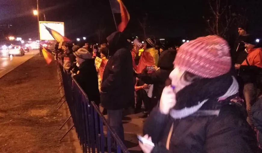 Un nou protest a avut loc, marţi seară, în faţa Palatului Parlamentului. Oamenii au cerut oprirea atacului la justiţie