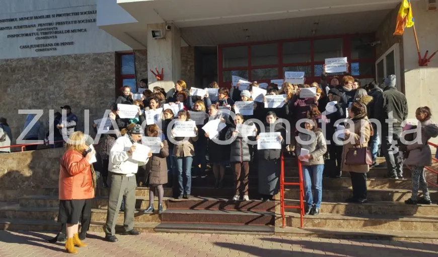 Protest spontan al angajaţilor din instituții aflate în subordinea Ministerului Muncii. Oamenii sunt nemulţumiţi de grila de salarizare