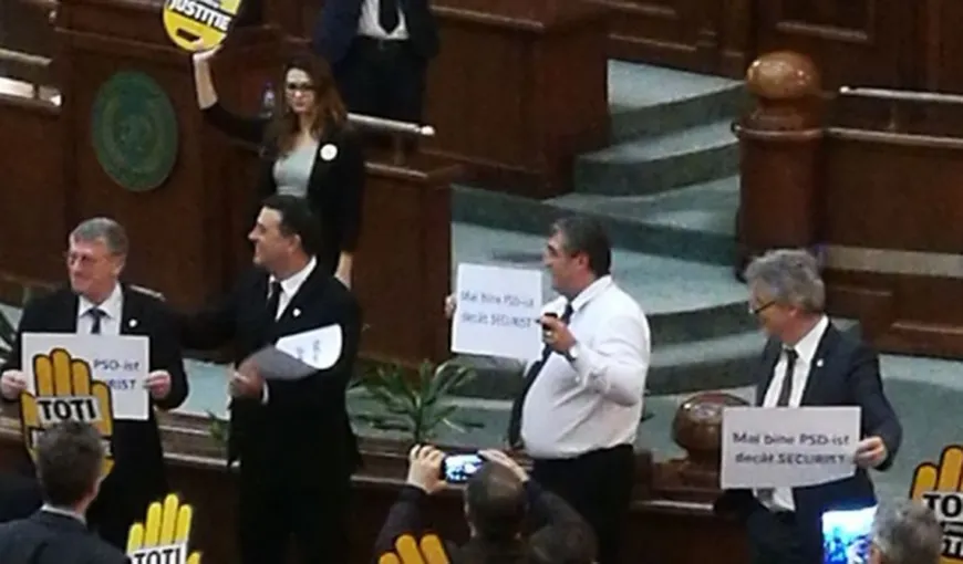 PSD contraatacă cu pancarte în plenul Senatului: Mai bine PSD-ist decât securist
