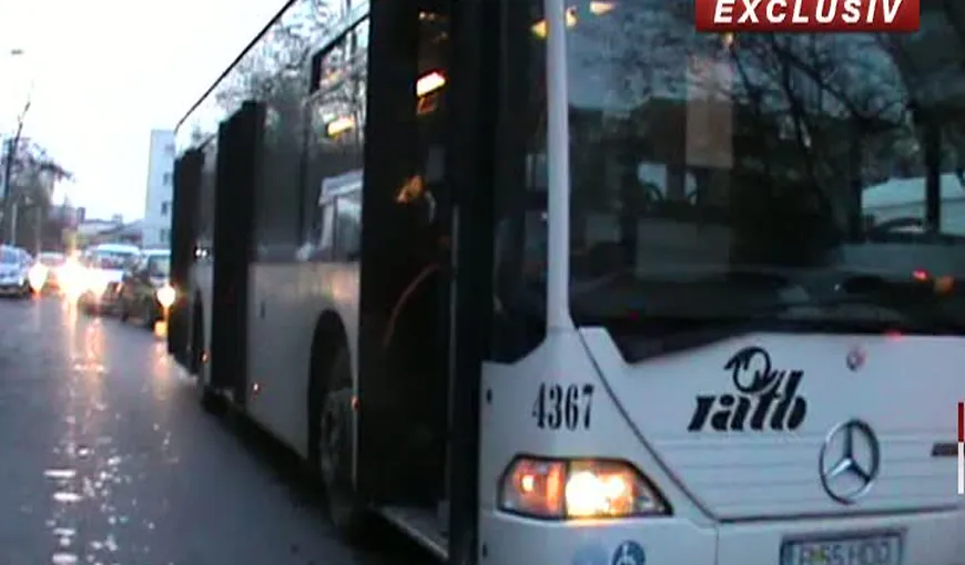 Scandal în autobuz, călători terorizaţi de doi tineri VIDEO