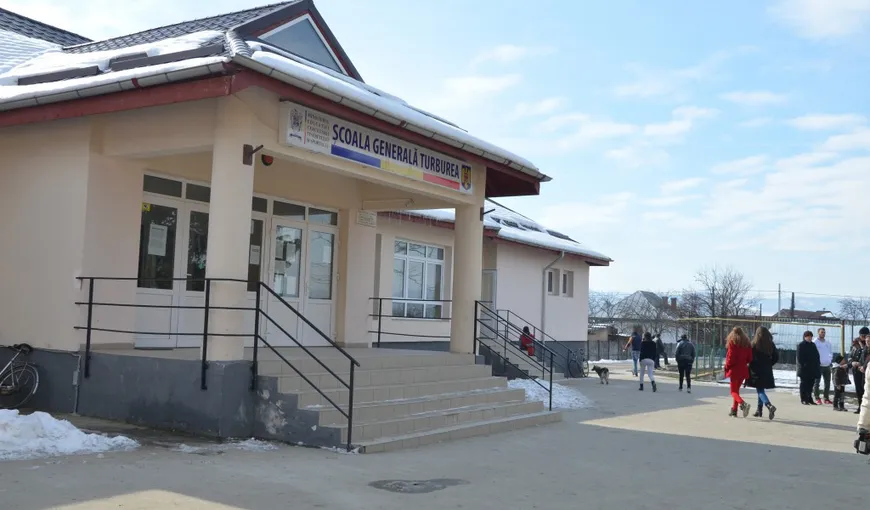 Directorul unei şcoli din Gorj, acuzat că a bătut un elev