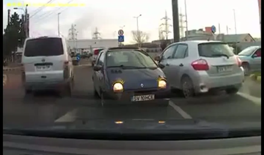 Aşa ceva nu ai mai văzut într-un sens giratoriu, un şofer s-a făcut de râs în trafic VIDEO