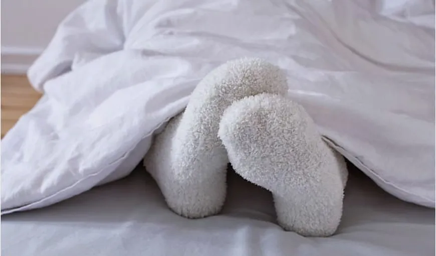Încalţă-te cu şosete umede înainte de a te băga în pat. Motivul este incredibil