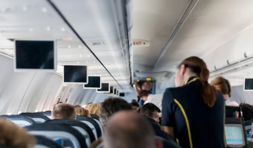 O stewardesă a fost concediată, după ce a fost filmată pe ascuns. Ce făcea A ŞOCAT pe toată lumea FOTO