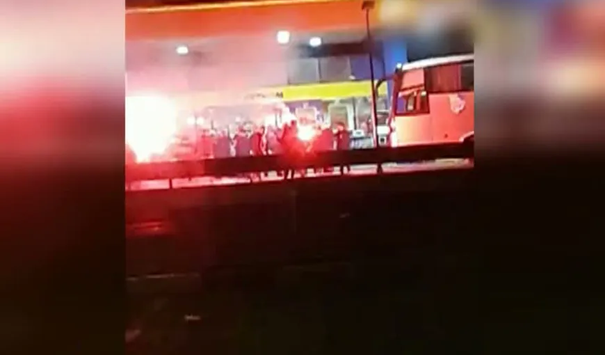 Torţe şi petarde aprinse într-o benzinărie de pe A1 VIDEO