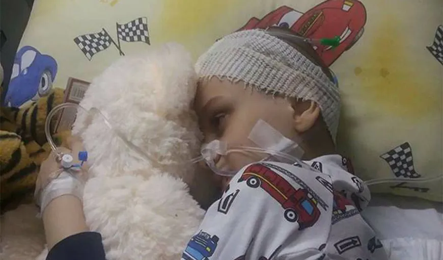 Luptă contracronometru pentru viaţa unui băieţel de 8 ani diagnosticat cu tumoare pe creier. De Moş Nicolae a aflat că e bolnav