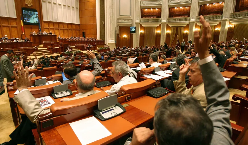 Cererea de reexaminare a legii privind încetarea interdicţiilor parlamentarilor aflaţi în conflict de interese, respinsă de deputaţi