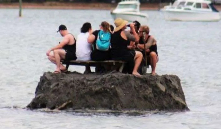 Supăraţi că nu au voie să consume alcool în public, câţiva băutori din Noua Zeelandă şi-au făcut o insulă