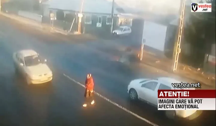 Accident mortal în Neamţ. O bătrână, care a traversat neregulamentar, a fost izbită de o maşină VIDEO