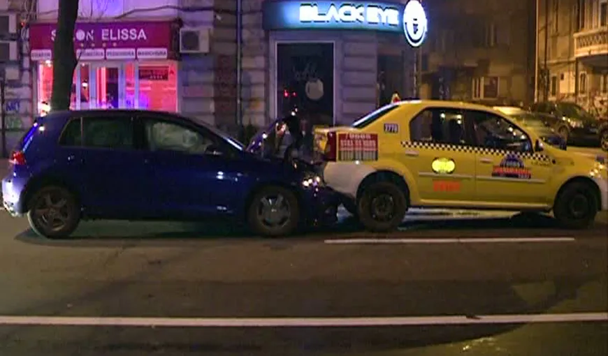 Accident în Capitală. Un şofer a evitat un pieton şi a intrat într-un taxi VIDEO