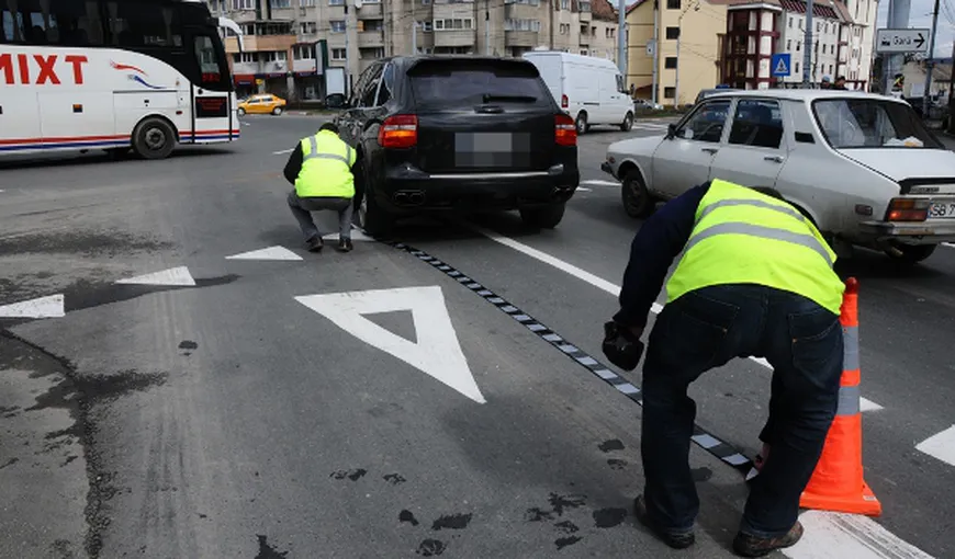 Un şofer care a lovit o fetiţă şi pe tatăl ei pe o trecere de pietoni din Craiova, căutat de două zile