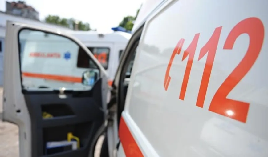 Accident grav în Neamţ. Două persoane au fost rănite după ce au intrat cu maşina sub un camion cu lemne