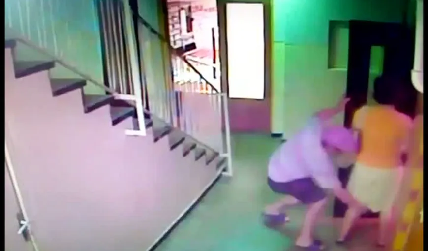 Imagini cu un alt atac al poliţistului pedofil. O femeie de 43 de ani atacată în scara blocului, la intrarea în lift