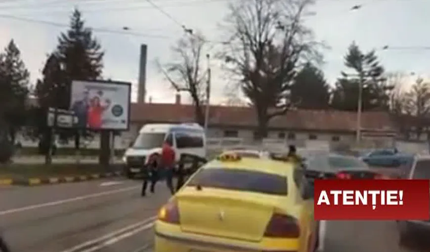 Bătaie în trafic, la Botoşani. Doi şoferi s-au luat la pumni în mijlocul străzii, totul a fost filmat VIDEO