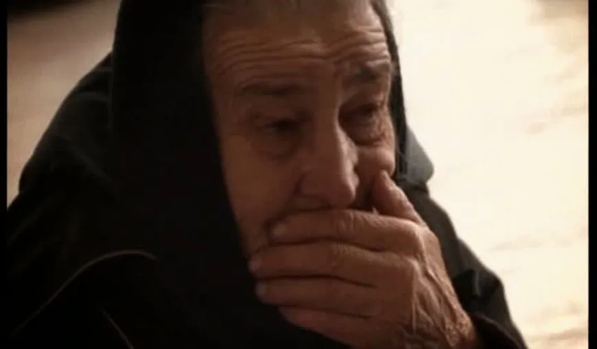 Situaţie disperată pentru o bătrână din judeţul Gorj: Trăieşte în gară din mila oamenilor VIDEO