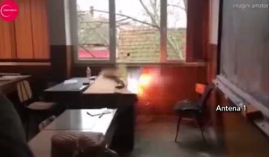 Explozie într-o şcoală din Arad, după ce elevii au aruncat în aer catedra. Inspectoratul şcolar face anchetă VIDEO