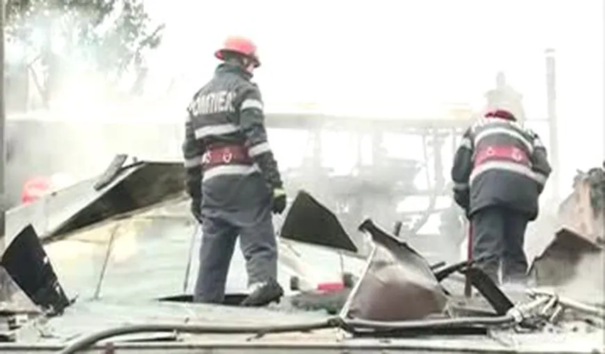 Opt case, incendiate într-o localitate din Prahova. Focul a fost pus intenţionat. Suspectul a fost internat la psihiatrie