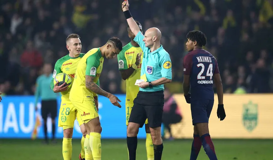Fază HALUCINANTĂ la meciul FC Nantes – PSG. Arbitrul a lovit un jucător peste picioare, apoi l-a eliminat VIDEO