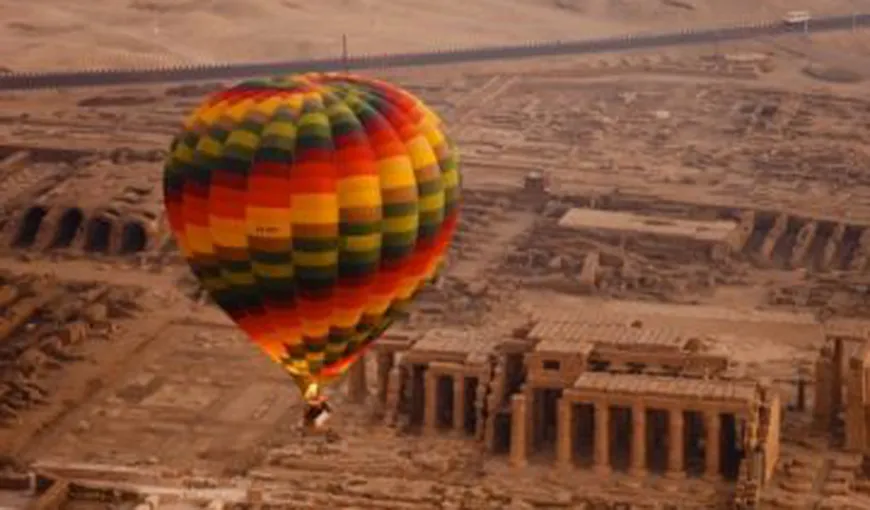 Un balon cu aer cald, la bordul căruia se aflau mai mulţi turişti, s-a prăbuşit în Egipt