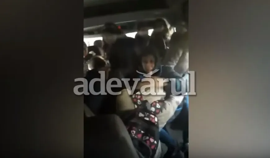 Bătaie cruntă în microbuzul şcolii, o elevă de 12 ani a fost călcată în picioare de un coleg. Şoferul nu a avut nicio reacţie VIDEO