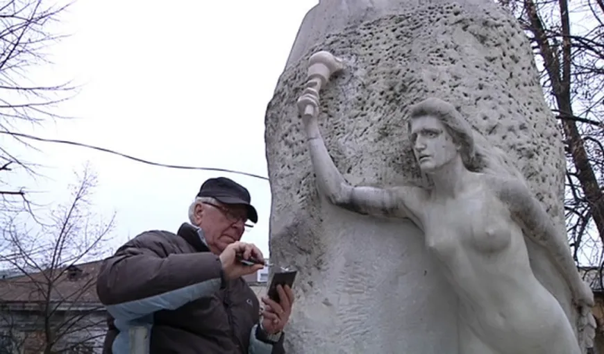 Mihai Eminescu a rămas iar fără mâna muzei. Statuia din Galaţi a fost vandalizată a 30-a oară