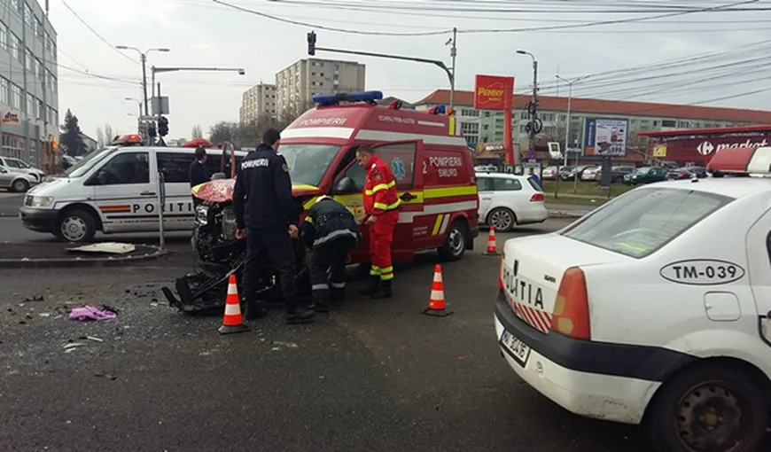 Accident în care a fost implicată o ambulanţă SMURD, la Timişoara. Un copil de patru luni şi mama lui au fost răniţi