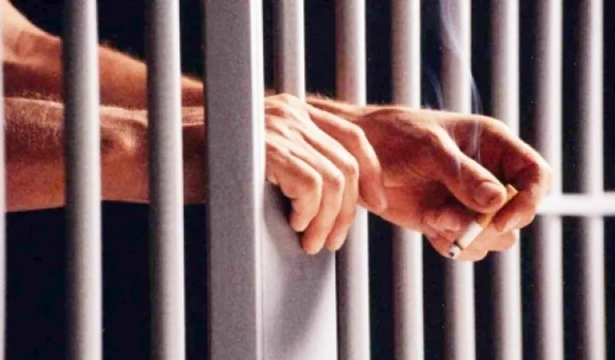 Poliţist condamnat la închisoare după ce a săvârşit mai multe infracţiuni