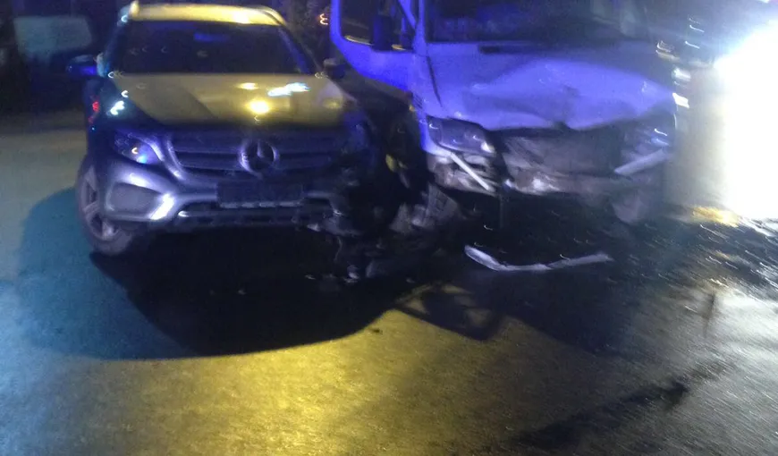 Accident în Popeşti Leordeni: Un autoturism a intrat într-un maxi taxi