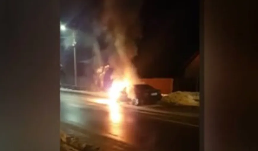 Incendiu puternic, maşină făcută scrum în trafic VIDEO