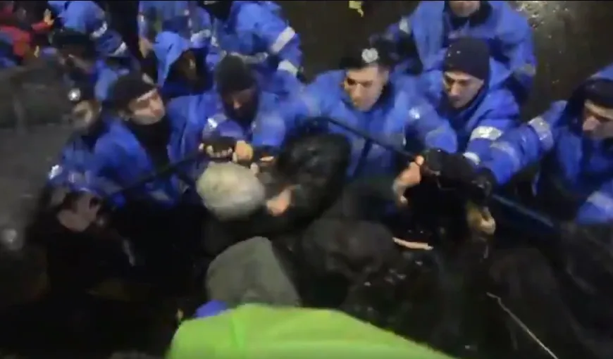 Jandarm filmat când loveşte cu pumnii în protestatari în Piaţa Universităţii. Jandarmeria: Imaginile sunt analizate VIDEO