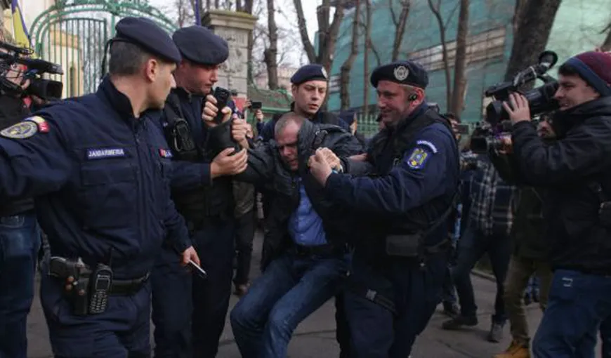 Mălin Bot, săltat de jandarmi din faţa sediului PSD şi băgat în dubă. El a fost amendat cu 6.000 de lei VIDEO