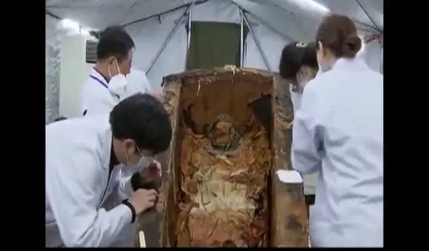 Cadavre mumificate găsite în apartamentul unei bătrâne. Oamenii muriseră de 10 ani, explicaţia femeii e năucitoare VIDEO