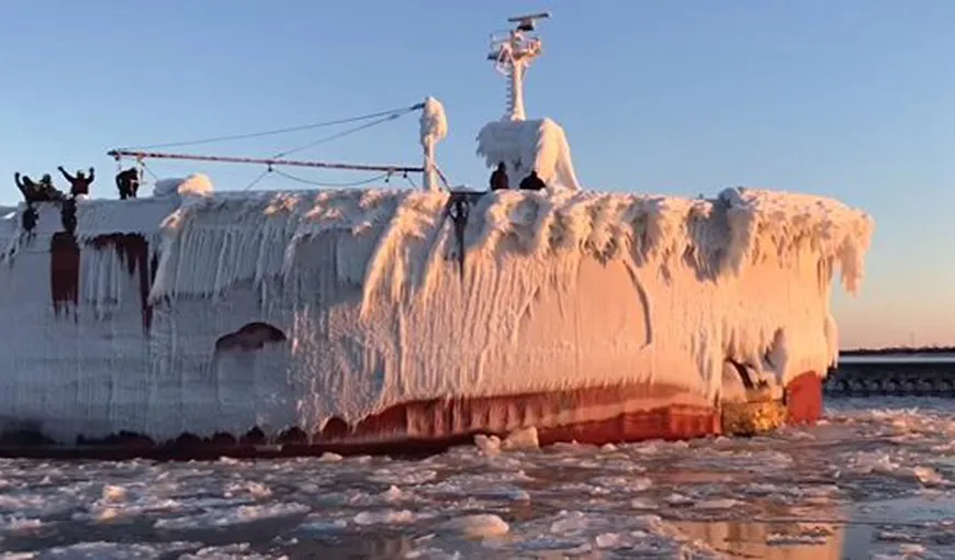 Efectele incredibile ale frigului din America. O navă îngheţată intră într-un port din SUA VIDEO