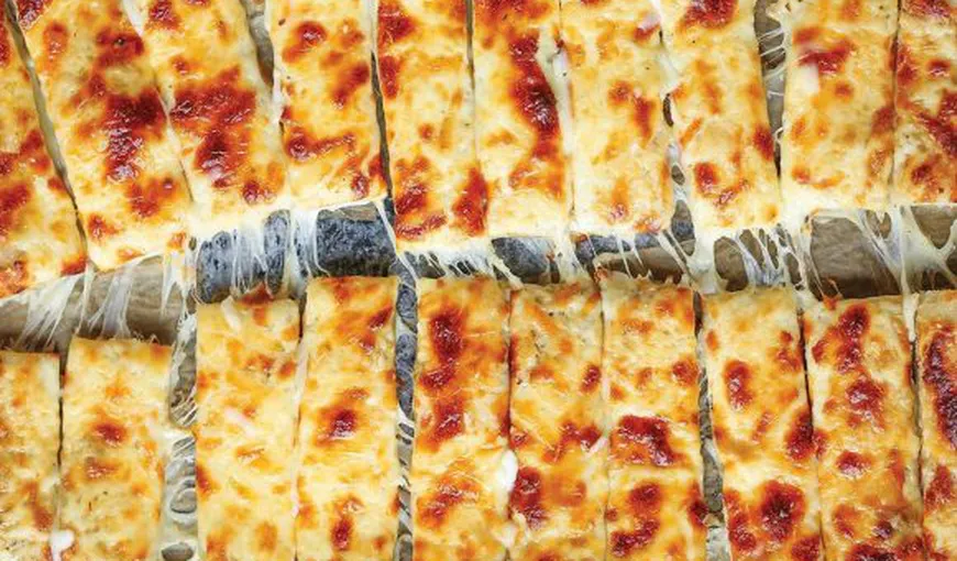 Pizza crocantă cu brânză