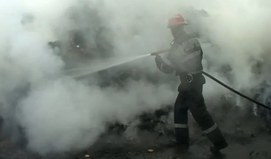 Incendiu puternic într-un depozit de cauciucuri, pericol de explozie VIDEO