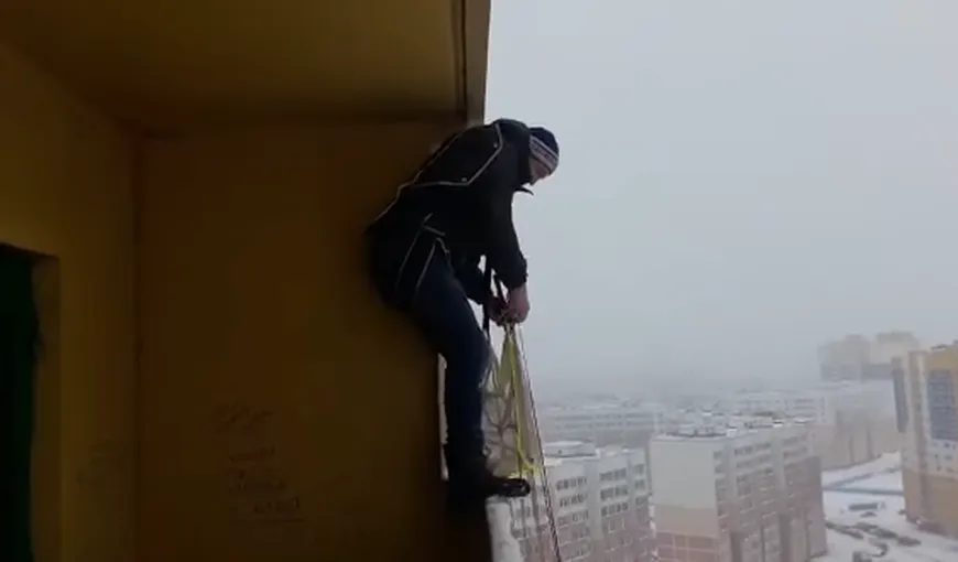INCREDIBIL, DAR ADEVĂRAT. Un bărbat sare cu paraşuta de la balconul unui bloc VIDEO