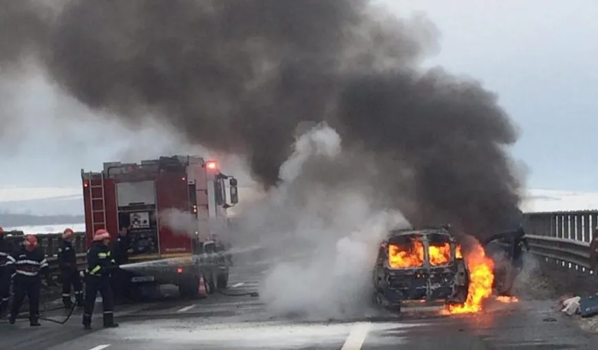 Maşină făcută scrum pe A1. Un Logan MCV a luat foc în mers VIDEO