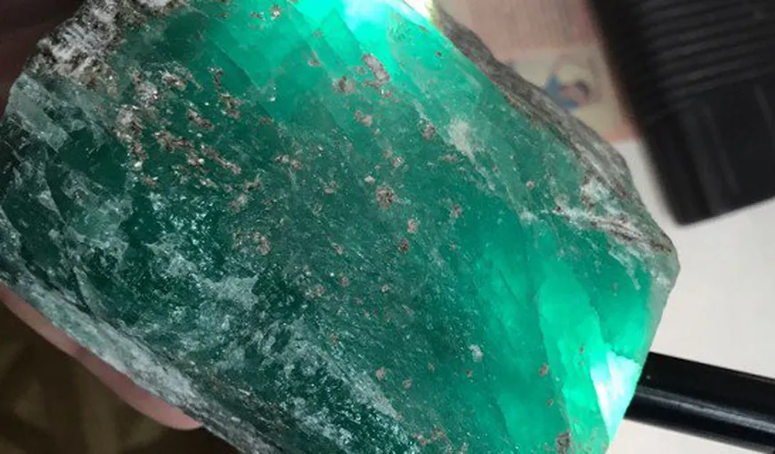 Un mega-smarald a fost descoperit în Munţii Ural. Piatra cântăreşte 1,6 kilograme