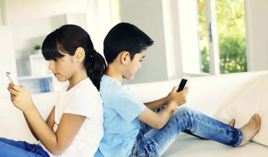 Adolescenţii care petrec mult timp în faţa telefoanelor mobile sunt mai nefericiţi