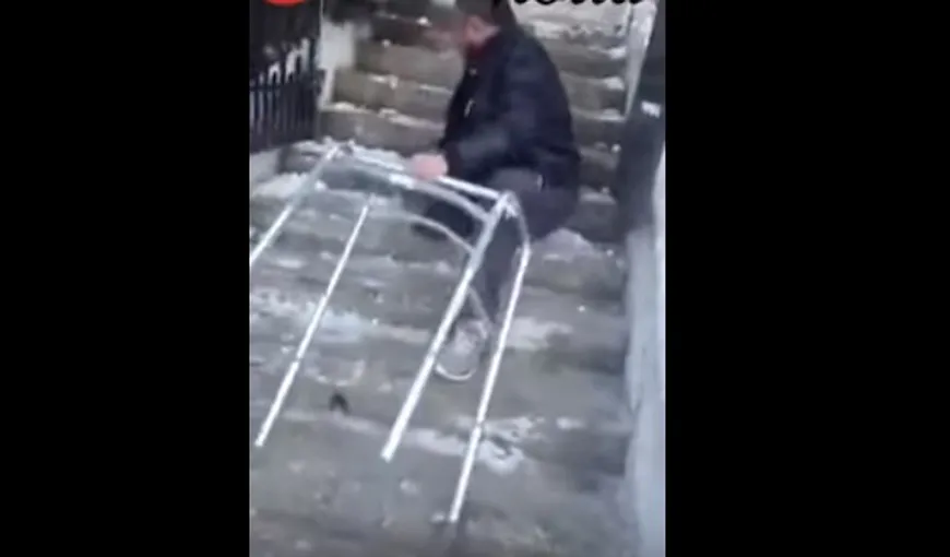 Bătut de soartă si umilit de un sistem bolnav. Un bărbat fără un picior se târăşte să ajungă la medicul de familie VIDEO