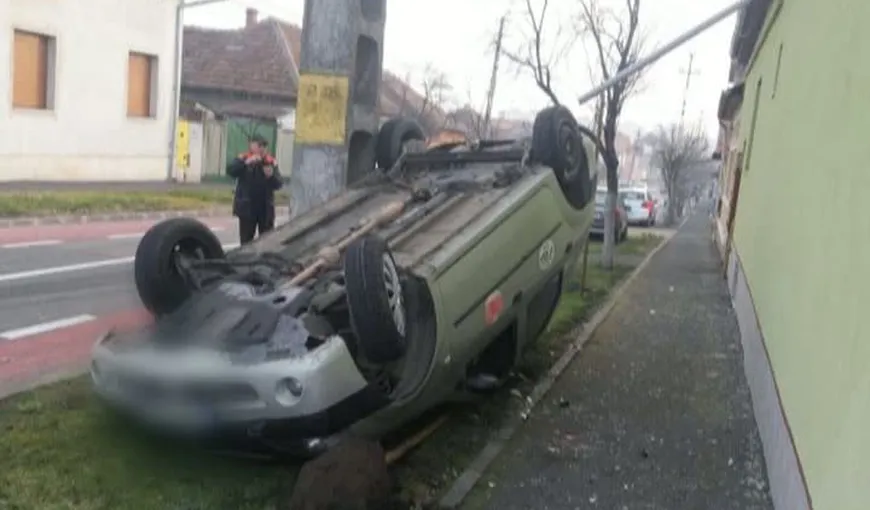 Accident spectaculos în Arad. Un taxi s-a răsturnat după ce s-a ciocnit cu un alt autoturism