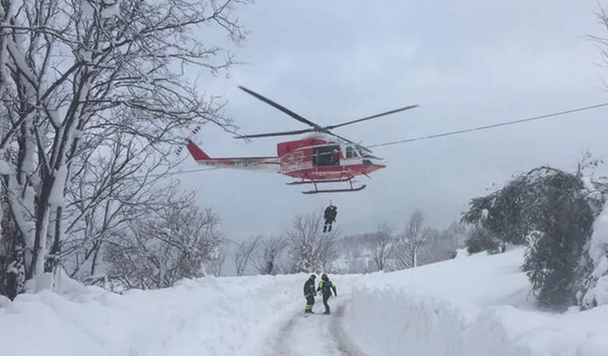 Turişti evacuaţi de urgenţă cu elicopterele armatei din cauza pericolului iminent de avalanşă
