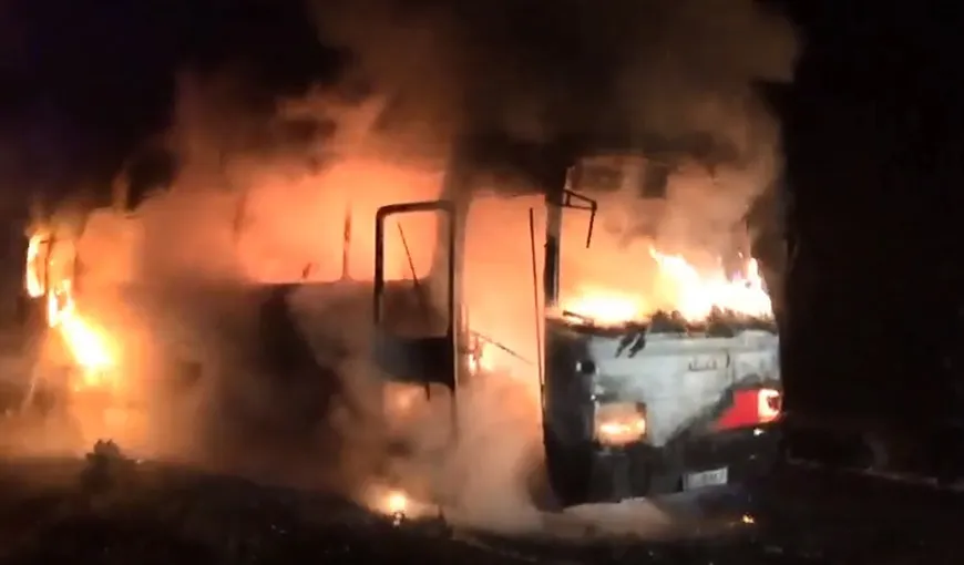 Autobuz mistuit de flăcări, clipe de groază. În momentul în care a văzut flăcările, şoferul a avut o reacţie uimitoare