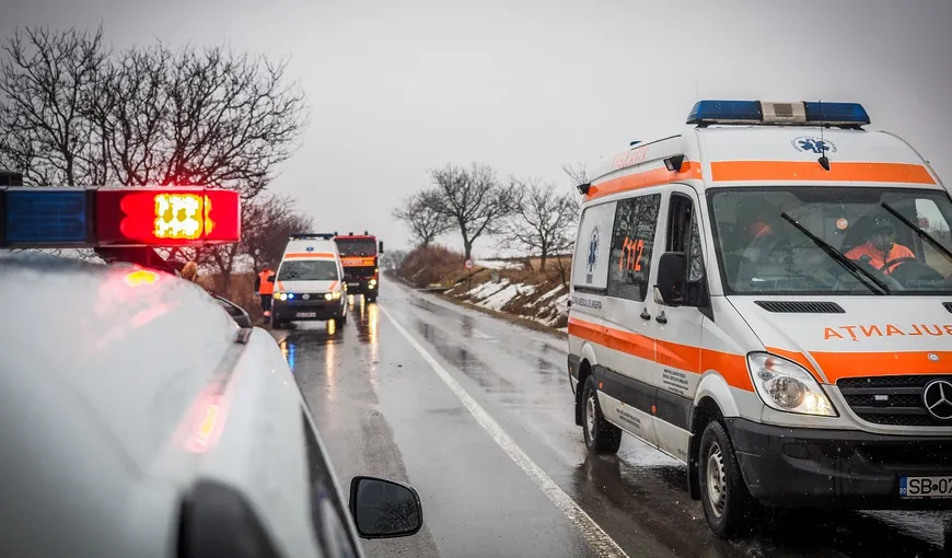 Accident pe DJ 106, la ieşire din Sibiu. Trei persoane rănite după ce un autoturism a intrat în coliziune cu un microbuz