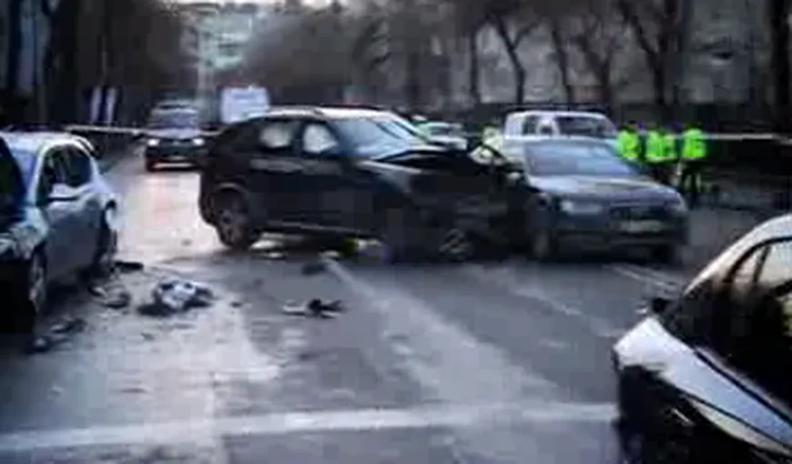Teroare în centrul Bucureştiului. Un şofer a intrat intenţionat în mai multe maşini şi a rănit mai multe persoane VIDEO