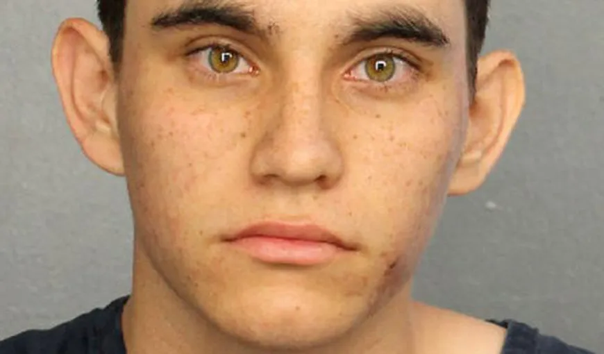 Portretul criminalului de la liceul din Florida: Un tânăr orfan, cu trecut tulburat şi o puşcă AR-15 cu care a comis atacul
