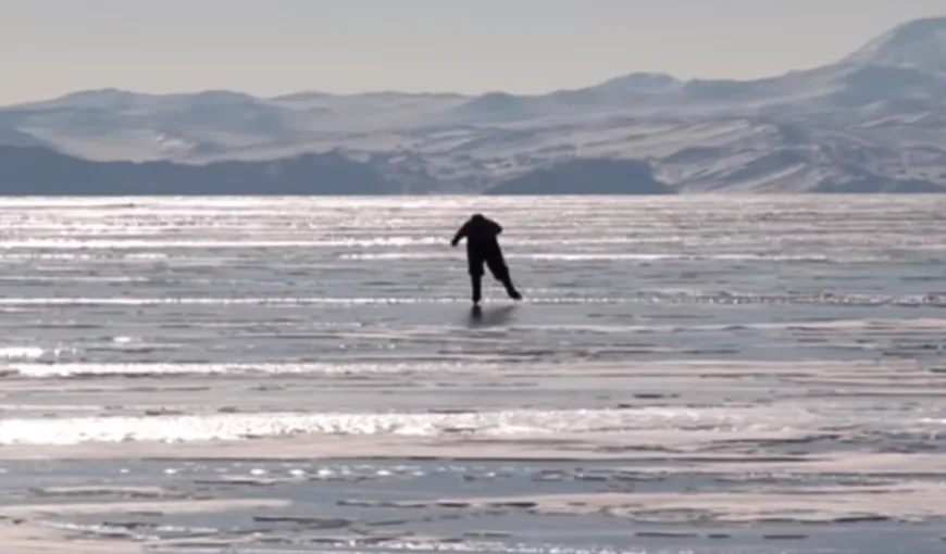 Babuşca de pe Baikal. Bunica siberiană, care patinează zilnic peste cel mai adânc lac din lume, pentru a merge la muncă VIDEO