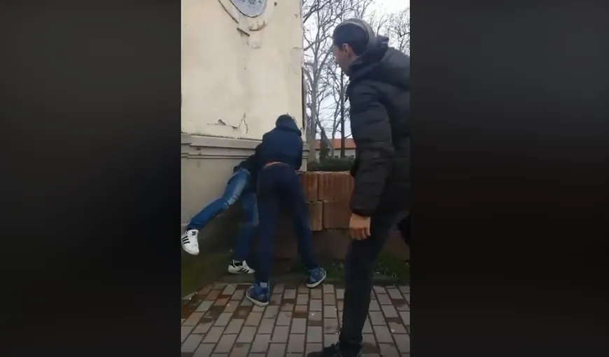 „Dă-i cu cărămida aia în cap”! Pumni şi picioare între elevi pe o stradă din Lugoj VIDEO