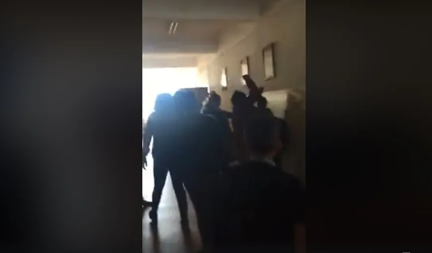 Cele trei femei care au agresat un elev la o şcoală din Constanţa, arestate la domiciliu